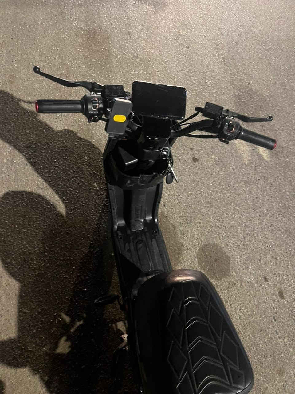 السلام عليكم دراجة شحن للبيع
نوع :  [ R9 ⚡️} الغنية عن التعريف 👌

دراجة R9 هي الخيار المثالي للتنقل اليومي بكل راحة وأناقة ⚡🏍️

المواصفات : 

-عدد البطاريات ( 5 )خاصة بشركة ونلي الاصلية ✅

-اقتصادية بالشحن وسهلة الاستخدام ✅

-المسافة المقطوعة للشحنة الواحدة 35- 40 / كم 💪

-سرعة وأداء ثابت  يصل الى 85 كم ساعة /حقيقي 🚴

-تصميم رياضي حديث ✅

- شاشة رقمية ذكية 🧠

-التشغيل : مفتاح + بصمة  + كرت NFC 🆗

- إضاءة LED قوية ☀️

- نظام تعليق قوي 👌

- مقعد مريح معا مسند خلفي ✅

-الفرامل : دسك امامي / دسك خلفي 🔴

-سلة امامية + مسند موبايل ⚡️

نظام : R الرجوع إلى الخلف 🫰

نظام: P💫 + سله 
نضيف 🫠
* بلوتوث 

وضع شركة ما ناقصو شي .

الضرر: شخط فقط 

ادفع سعر 

للستفسار خاص او على الرقم 

***********
