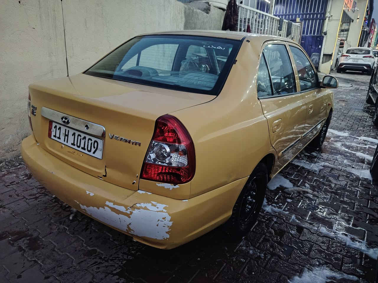 السلام عليكم شباب فيرنة موديل 2014 بسمي رقم بغداد انكليزي مصفرة هية وغرامات  تخم تاير جديد باتري جديد صدر مامي خلفي مكينة كير كفالة تبريد ثلج برغي مابيهة نقص السيارة جديدة كلش
سعره 75$ وبيهه مجال قليل مكاني حي اور 
رقمي ***********
