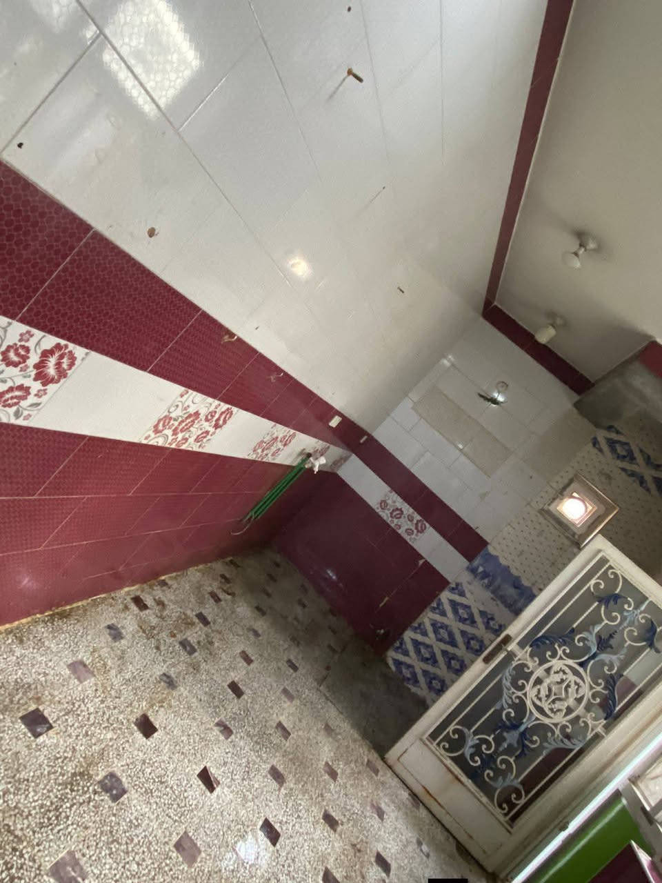 بيت للايجار حي الوفاء دور الاساتذه 100 م
طابقين 3 غرف نوم استقبال هول
مطبخ 2 حمام

400 الف
التواصل الاتصال على الرقم
***********/ ابو عباس الخزعلي 
 ‭
