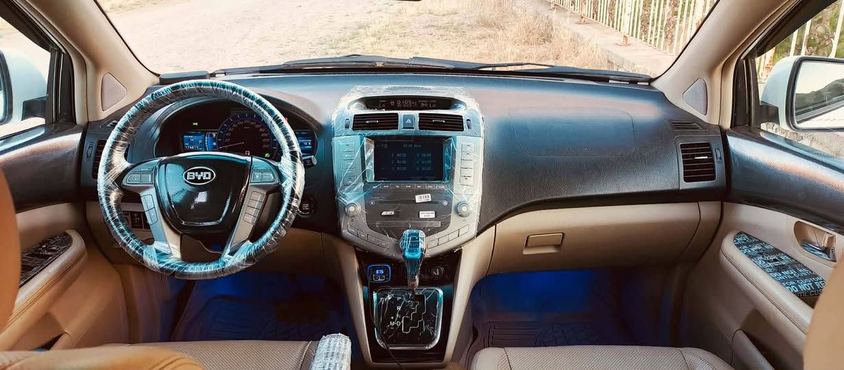 Byd S6 2014📦✅فول فول مواصفات كير أوتوماتيك ،وعادي ، سلايت، بصمة، تشغيل عن بعد تحديد سرعة، شاشة كبيره، دبل كامرة،تحكم جهتين ستيرن، كشنات جلد، داخل صحراوي، ويل حجم 176سماعت ، 4تايرات جديد ، ماشيه 170، بدون قطرة صبغ، ماعدا بارد كلش بسيط بهلال الجامرلغ الخلفي، محرك 2000 ما مفتوح شرط كير ومحرك كفالة عامه، رقم اربيل السنوية منتهية، مكان السياره السليمانية، قضاءچەمچەماڵ ،السعر 85ورقه وبيه مجال 
رقم تلفون ***********

