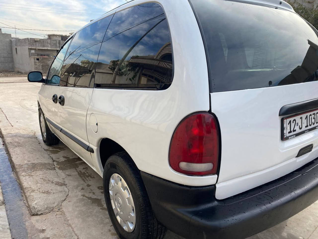 السلام عليكم...  دوج كرفان موديل 96
اني صاحبها الشرعي 
صبغ حزام جماليه 
تغليف ارضيه +تغليف سقف قبل سبوع كملتهم 
طخم تاير جديد 
سياره نضيفه 90٪ 
السعر (50) 
غير متواجد على الفيس 
رقم الهاتف ***********
