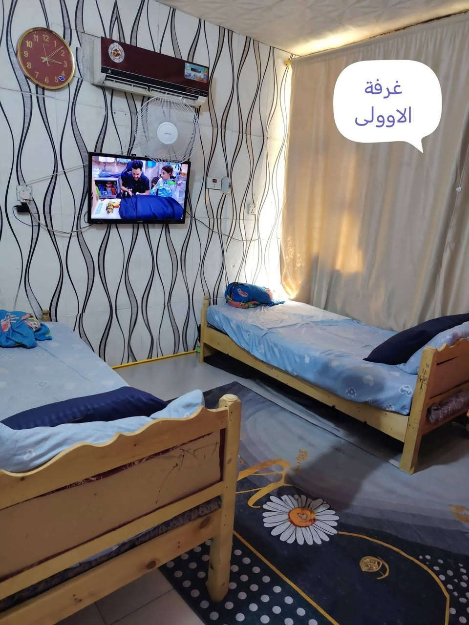 بيت ( 50 ) متر طابقين  الأمين الثانية / سكينه ( شارع شعلان ابو الغاز)   البيت ع الشارع  الطابق الأول ( مدخل + هول + مطبخ + ترك خلفي + حديقة داخلية) مسلح  
  الطابق الثاني ( غرفتين نوم  واحده بيها  صحيات  + حولي بين غرفتين ) السعر  خاص  أو اتصل 
*********** 
تجاوز بي ورقة تمليك
ماكو جيران كدامه
ساحه خاصة مقابل البيت للسياره
خطين وطنيه
خط مولد
خط نت
ماء ٢٤ ساعه بدون انقطاع
