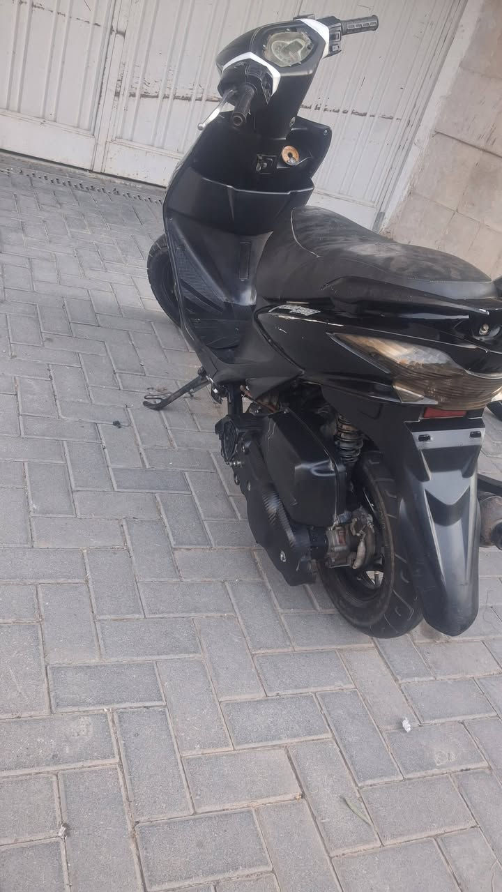السلام عليكم 
دراجه TURBO
دراجه كامله من كلشي 
حجم المحرك150cc مكينه كبيره
 الدراجه بدون اي نقص  مكينه كلش ناعمه 
 تايرات جداد
قايش و كلاج  جداد 
 كفرات الدراجه مافيها اي  كسر 
 الشراي يتصل ويدلل 
***********
***********
