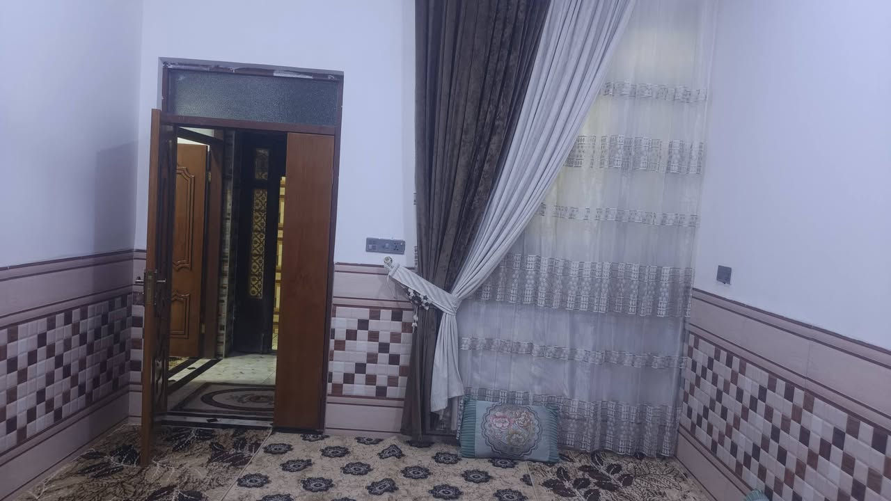 بيت زراعي بناء حديث مساحة ٤٠٠ بناء طابوك سقف كونكريت غرف ٢ صاله مطبخ ديوانيه صحيات هول حديقة خدمات ماء كهرباء شارع تبليط ناحية فضليه قريبة الزهراء شارع ال دبي بيت قريب عله شارع العام سعر ٨٨ وبي مجال وتصال عله *********** وتصال عله واتساب
