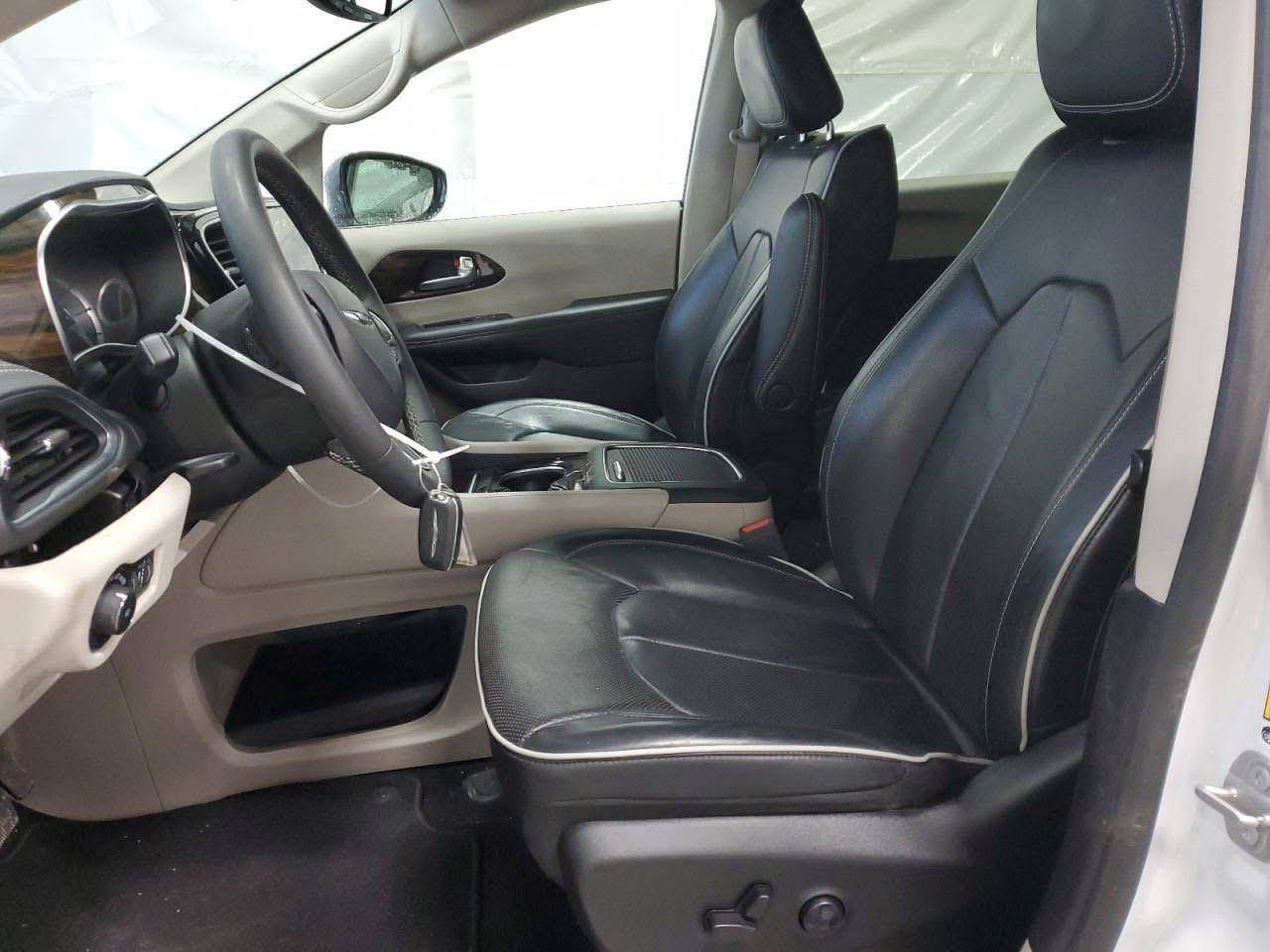 🚗 **فرصة للبيع – كرايسلر باسيفيكا 2023 هايبرد لمتد فول مواصفات** 🚗
للبيع سيارة **كرايسلر باسيفيكا 2023** نسخة **Hybrid Limited** (فول مواصفات)، سيارة عائلية فخمة واقتصادية جداً بالوقود.

✨ **المواصفات:**

* هايبرد (اقتصادية بالوقود)
* فئة **Limited** فول مواصفات
* مقاعد جلد فاخرة
* أبواب جانبية كهربائية
* باب خلفي كهربائي
* شاشة كبيرة + نظام ملاحة
* كاميرات وحساسات
* سقف بانوراما
* تبريد وتسخين مقاعد
* حالة ممتازة جداً

💰 **السعر: 320 ورقة** (قابل للتفاوض للجادين)

📍 السيارة جاهزة للفحص
📞 للتواصل على الخاص أو الاتصال ***********
