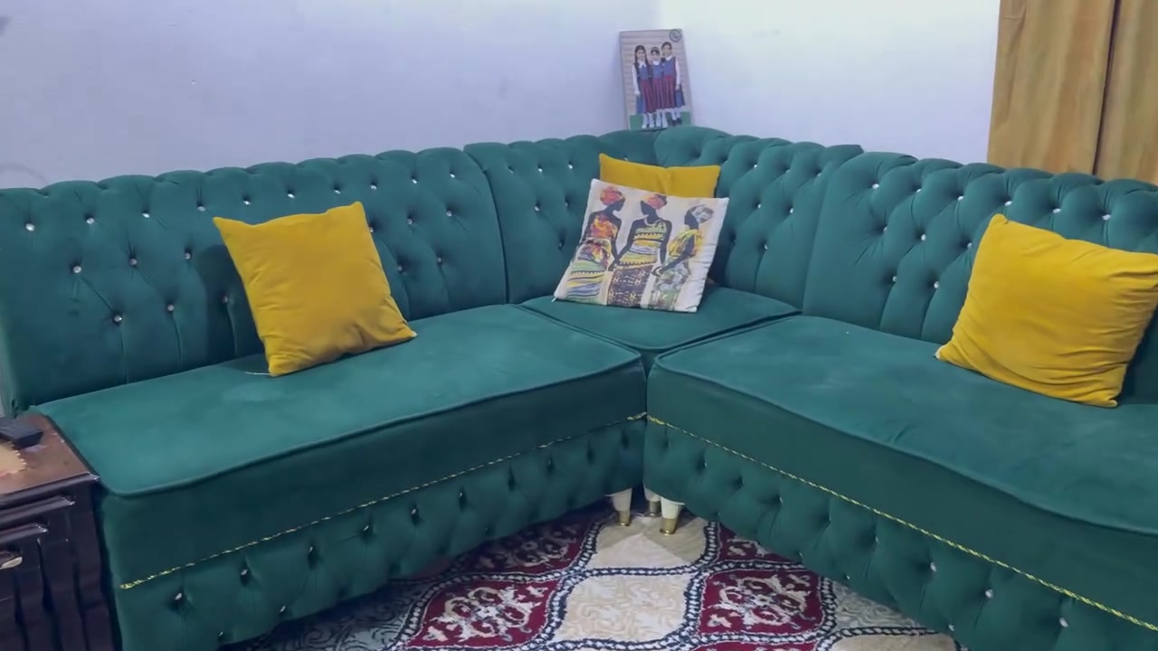 طخم ديوان للبيع
خمس قطع وزاويتين 
٩ متر 
الطخم نظيف وجديد مثل ما موضح بالصور
وياه البرده هديه 
السعر ٥٠٠ الف وبي مجال بسيط 
للتواصل ***********
