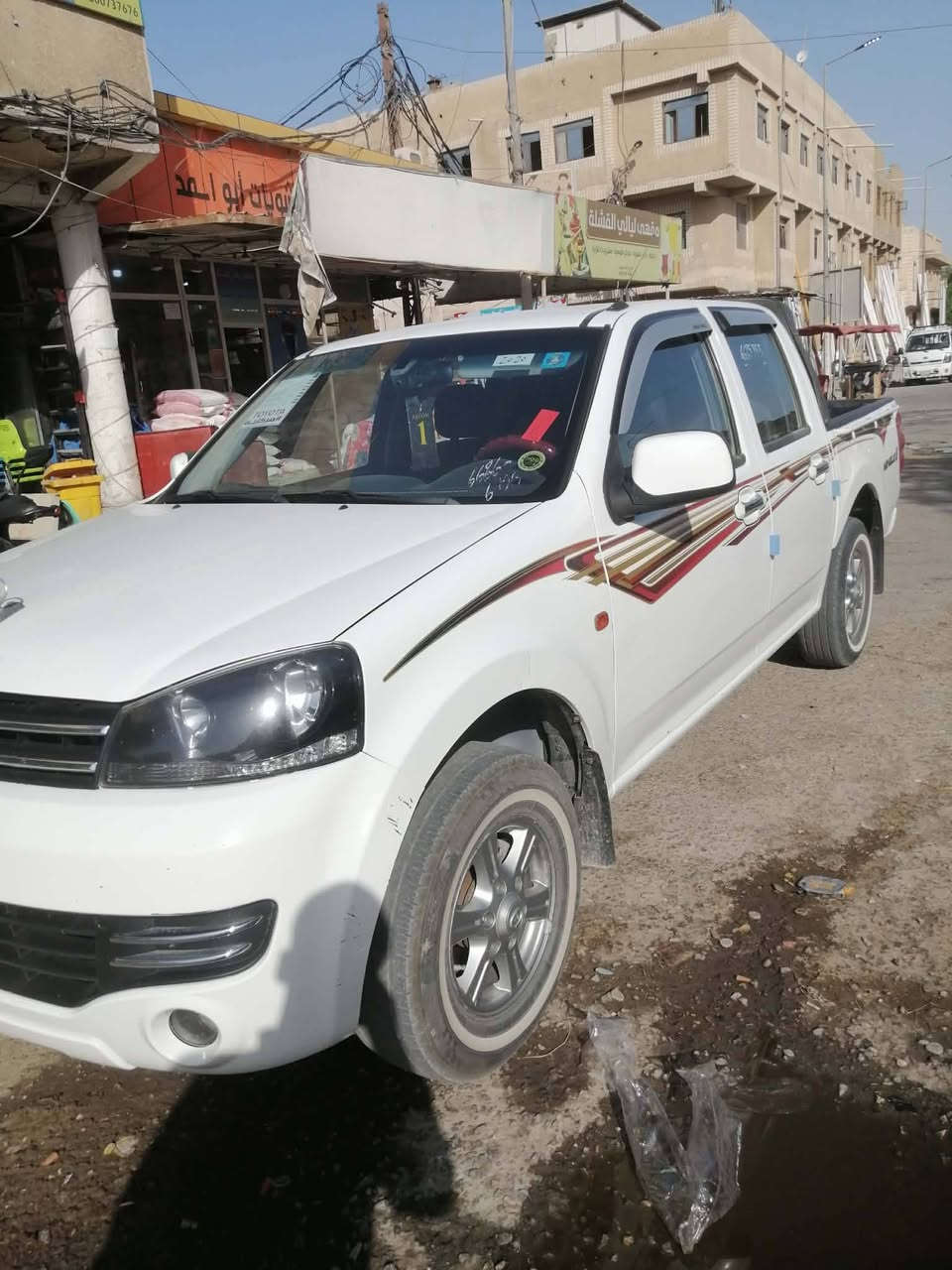 السلام عليكم 
بيكم كريت ويل
كفاله عامه ماعدى رصعات  بسيطه كلشش 
موديل 20
رقم  قادسيه 
سنويه جديده ب اسمي 

كهربائيات كله شغاله 
السعر 100وبيه مجال 
سياره مال جنايه
***********
