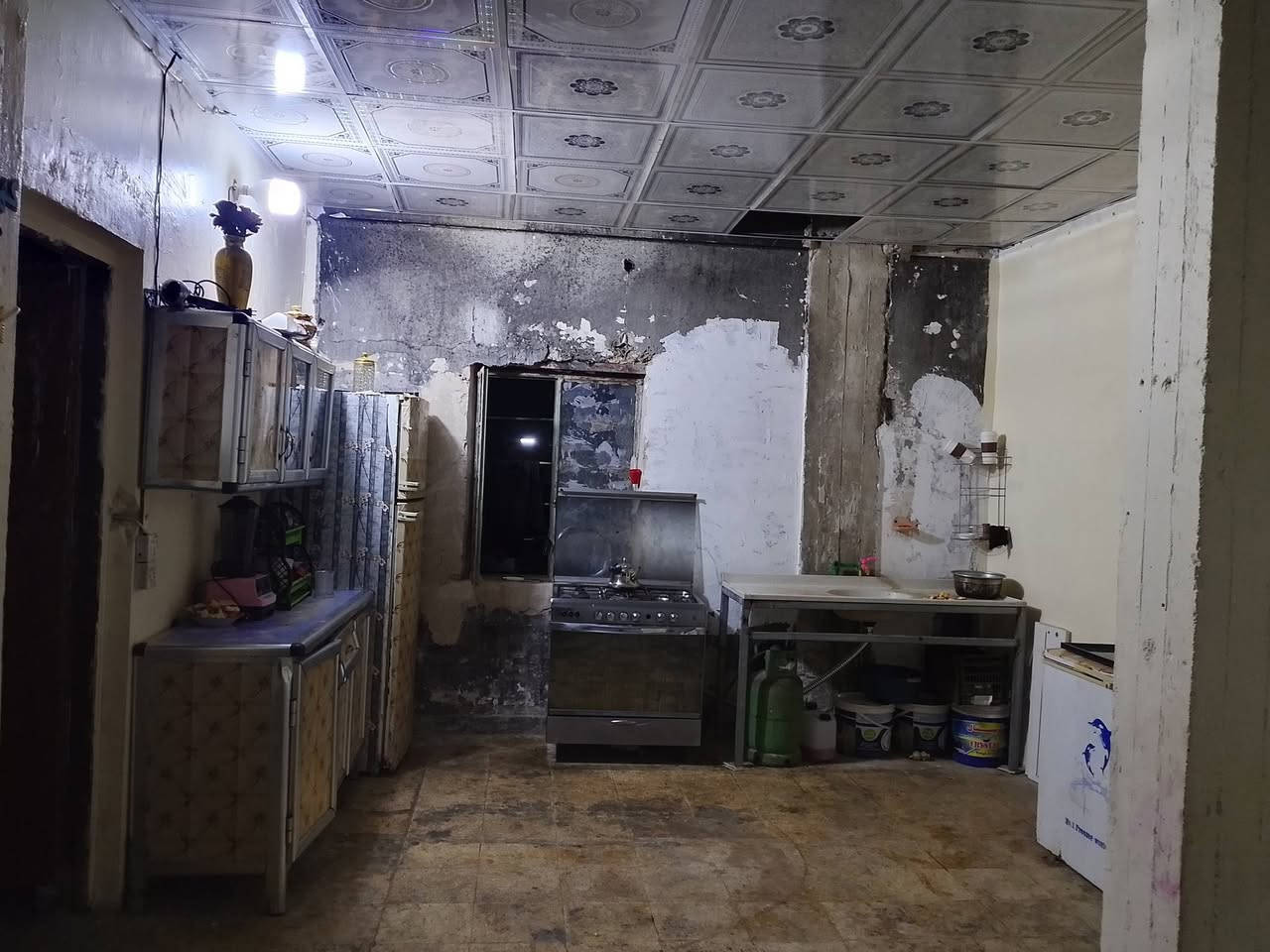 شقه تجاوز للبيع تحتوي على غرفه 4/ 4واستقبال 6/4ومطبخ 4/4وصاله 3/8 وحمام 2/2  ودرج خارجي السعر 7  المكان كويريش قرب الاقواس للاستفسار ***********
