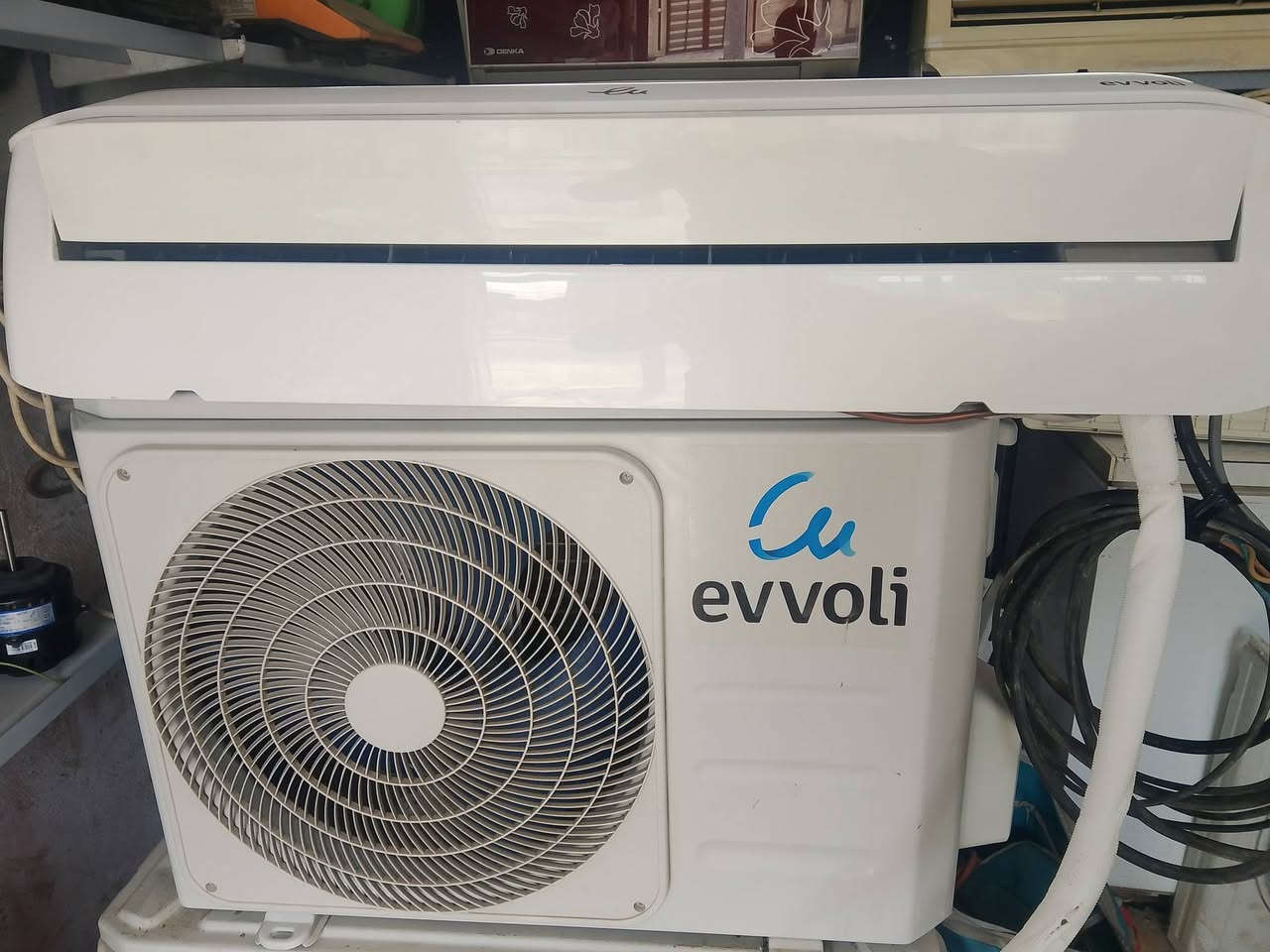 السلام عليكم بيع سبلت طن ونص
وضع شركه غاز 410 
موديل حديث 
تبريد تدفئه اغراضه كامله 
اتصال على الرقم ***********
