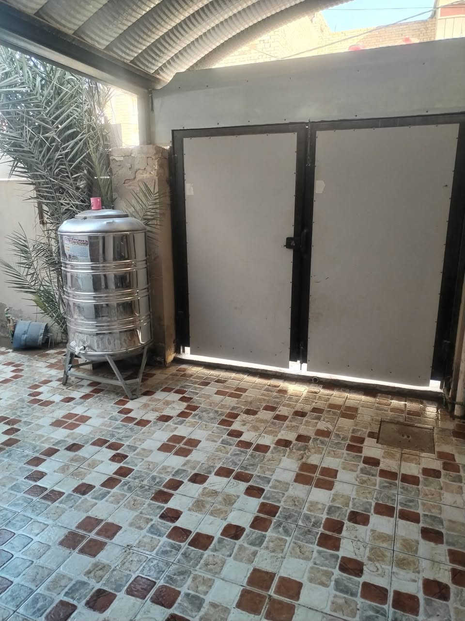 السلام عليكم بيت للبيع
الموقع حي الحضاره
المساحة 160 8x20
استقابل 
صاله 
مطبخ حار وبارد
غرف نوم عدد 2
حمام داخلي
تواليت خارجي وتواليت داخلي 
بناء عكاده 
منور عدد 2

الاستفسار اكثر 
مراسلة الصفحه
او الاتصال ع ***********
