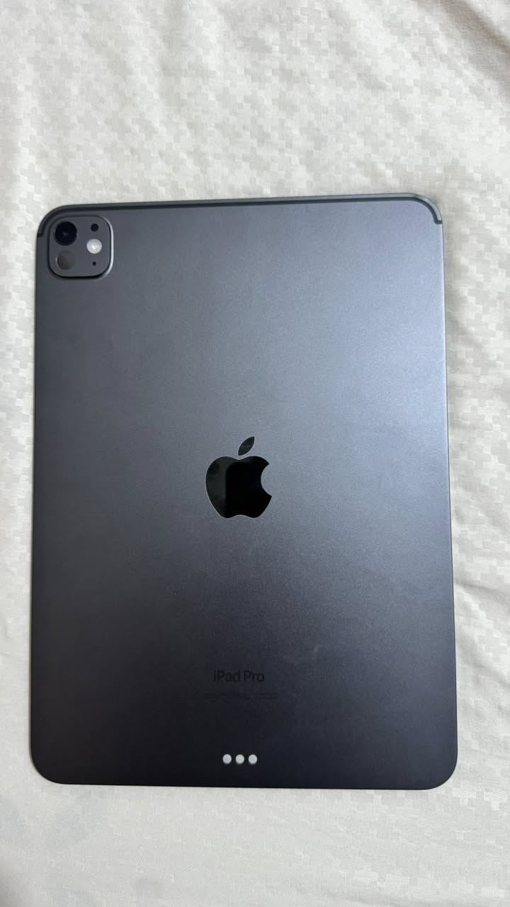 السلام عليكم ايباد M4 جديد ونظيف ذاكره ٢٥٦ بطارية ٩٢  مكاني كوت ***********
