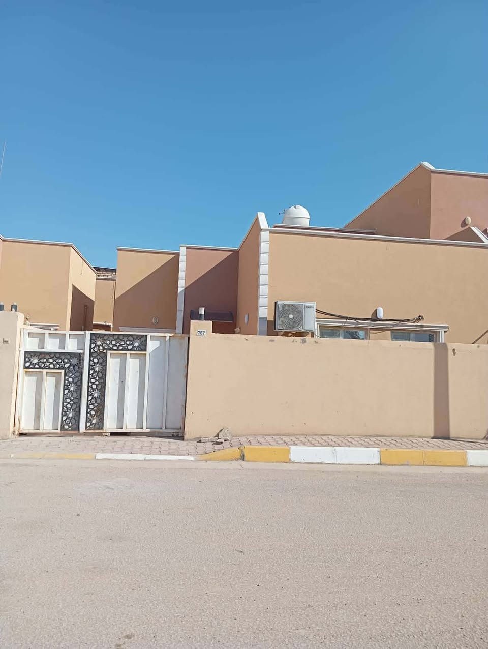 دار للبيع ضمن مجمع الزهراء السكني الاستثماري
📍 الديوانية

مطلوب على المصرف العقاري: 70
📆 التسديد الشهري: 417
💰 تسليم باليد: 75

المواصفات:
 • المساحة: 200 م²
 • طابق واحد
 • غرفتي نوم
 • صالة
 • مطبخ
 • صحيات
 • شرقي وغربي منفصل مع حمام

📄 المعاملة: أصولية

📞 للاستفسار:
***********
***********

مكتب أساس للعقار والمقاولات العامة
