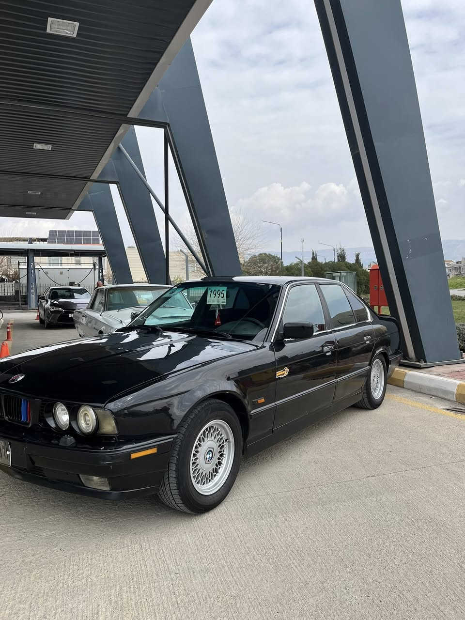 مۆدێل ١٩٩٥ سەیارەکە فول فولە بەس گێڕ عادیە مەکینەی ٥٢٥ ماشللە زۆر بە قوەتە  گێج ئەلقە لایت دەبڵ ئەڵقە ٤ جام کارەبە سلایتە سەیارەکە هەمو گیانی ئیش ئەکات ئارمی هەولێرە سەیارەکە بئ تەقەو رەقە بێ دەعمو لێدراوی شوێن سلێمانی ***********
