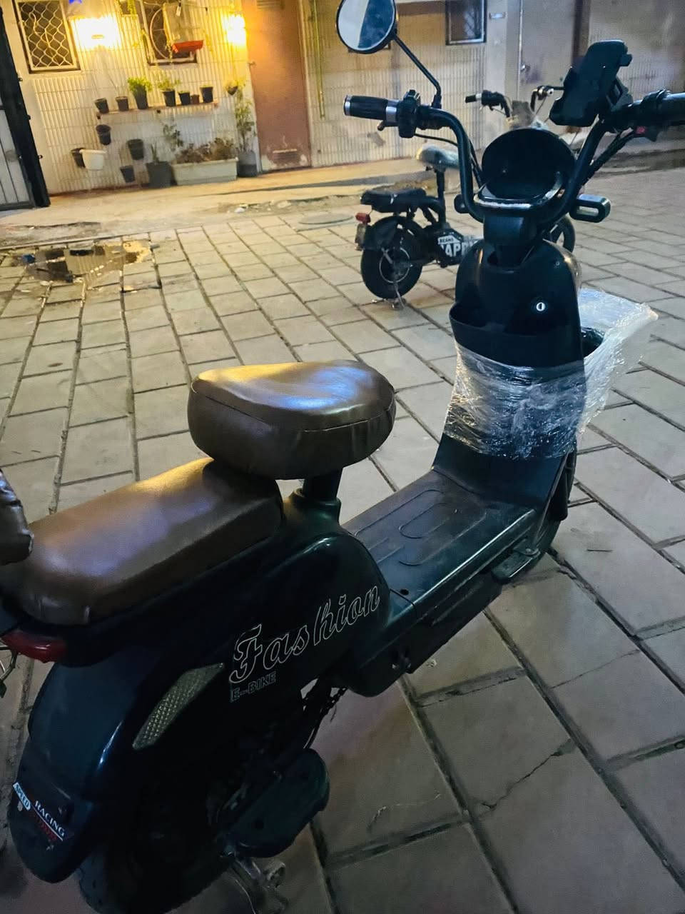 دراجه شحن ٢٠٢٤ضد المي جديده تجي معاها شاحنه تكون ثلاثه سرع ويكون سرعتها ٥٠حقيقي و مستعمله ٣اشهر فقط المكان بغداد كراده مريم  في مجمع الصالحيه و السعر ٣٠٠وبيها مجال للشراي فقط و رقم التلفون ***********
