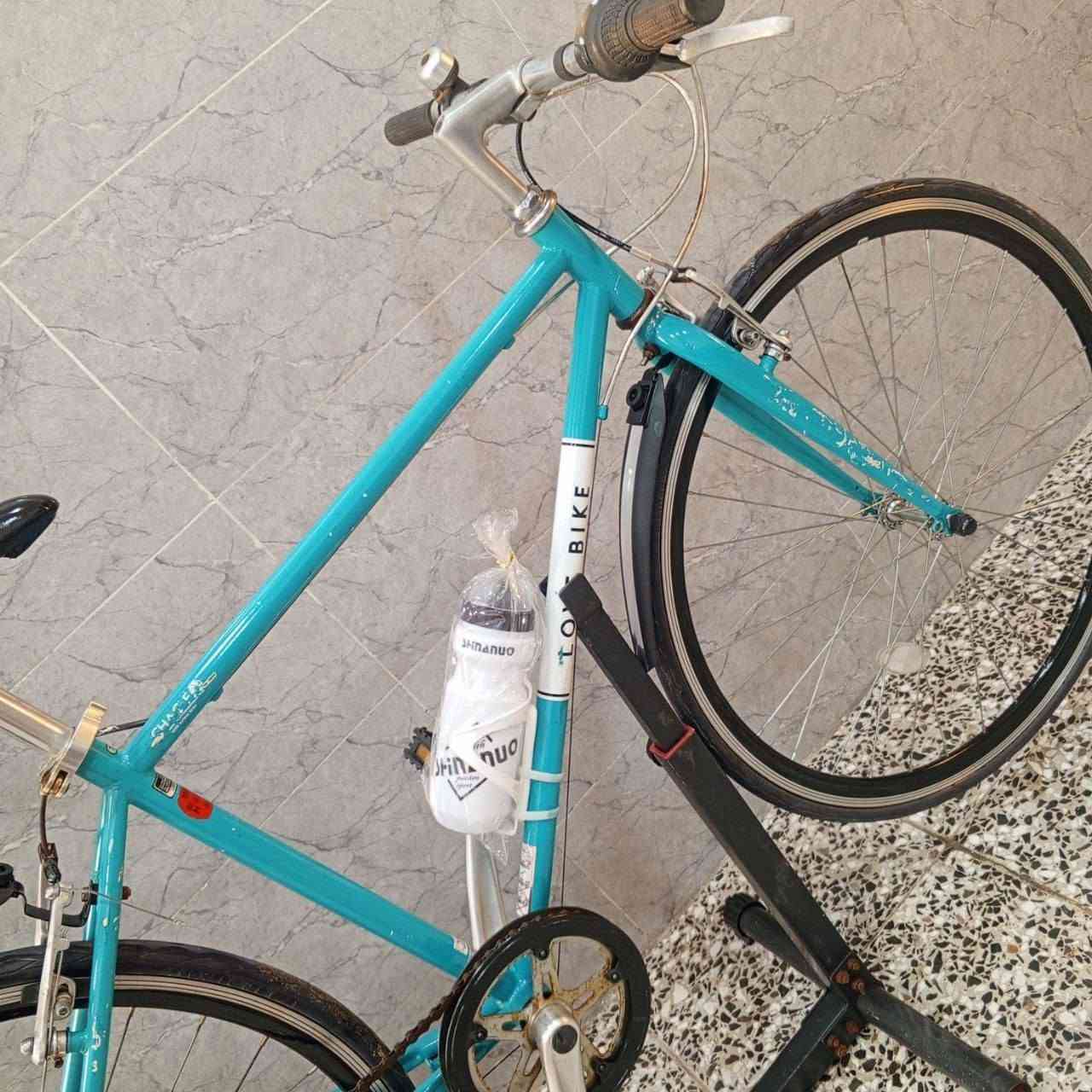 السلام عليكم ورحمه لله وبركاته 
بـايك مـوديل ( C700 ) 
شـركة (  LOVE BIKE ) 
سستـم ( SHIMANO - TOURNEY ) 
كـير خلفـي  ( 7 نمـرة ) شـيمانو 
يحتـوي على مطـارة نـوع ممتـاز 
بـاله يـاباني كسـر حاوية غير مستخدم بالعراق 
جـاهز مابي اي نقـص 
( يـوجد توصيل داخل بغداد والمحافضات ) 
هـاتف ( *********** )
