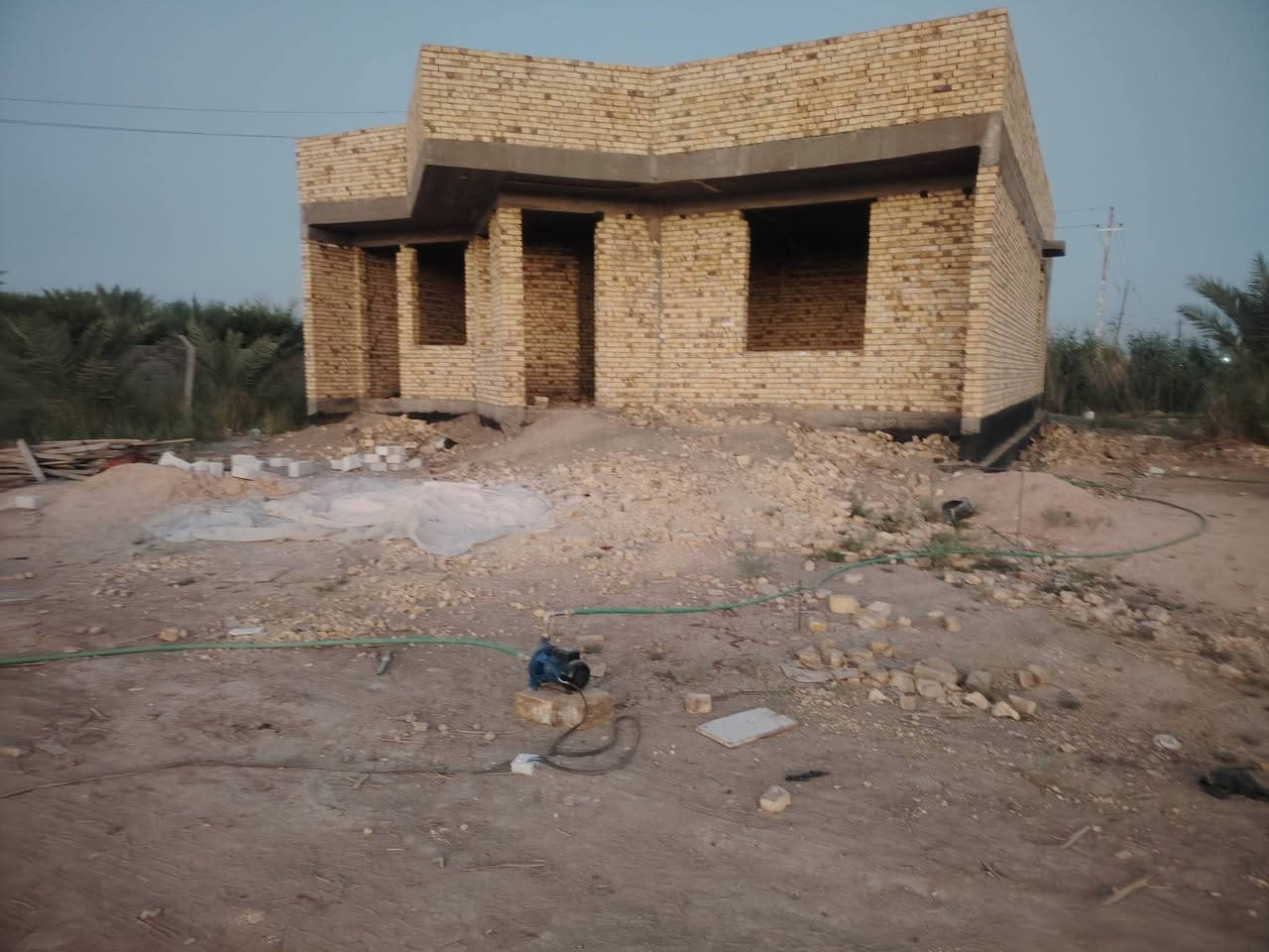 هيكل البيع خلف حي الجامعه يم البو صالح  زراعي مساحه الأبناء 200متر مساحه كامله 600متر *********** @إشارة
