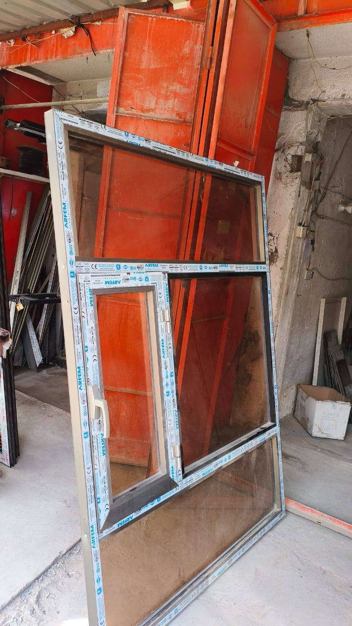 السلام عليكم
3ابواب المنيوم جديد غير مستعمل وشباكين عرض مترونص وارتفاع مترين مكان بغداد كلهن ب800 الف النوعيه تركي وجام 6ملم 
***********
