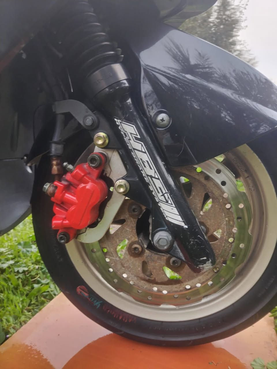 سلام عليكم 
سكنز فحل للبيع 
الدراجه خير من الله الدراجه اكفله من التاير للتاير 
اي نقص مابيه مكينه خير من الله زوج تايرات عريض جديد معدل يخبل الشراي خاص هـ***********
