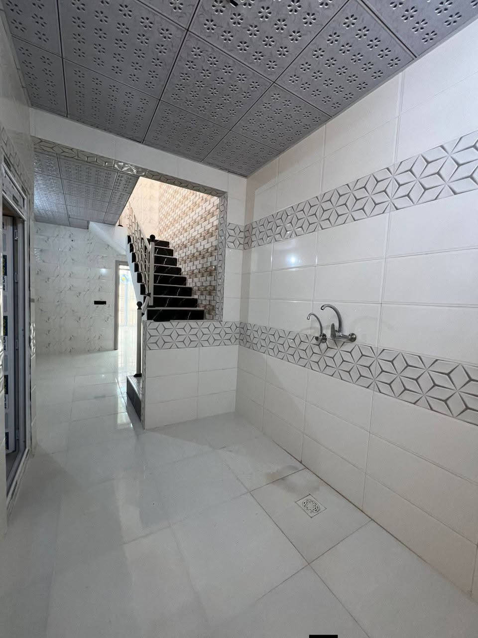 سلام عليكم يوجد
بيت مساحة 50 متر طابق ونص بناء حديث  للبيع 
شوارع ١٠متر 
يتكون البيت من غرفه نوم وصاله  
ومطبخ وصحيات داخليه خارجيه 
 البيت  جاهز للسكن 
طابو  زراعي ٢٥ 
 التحويل من ابو السند مباشر - قرار محكمة
 متوفرة كافه الخدمات (تبليط ♦️ماء ♦️ كهرباء♦️ مجاري) 
 الموقع مجمع الابداع كربلاء شارع الرابط يبعد 8 كيلو عن الإمام الحسين عليه السلام 

 اللاستفسار اكثر اتصل على الارقام التالية
***********
حيدر الغراوي للعقارات والمقاولات العامه 
 
 #عقارات_للبيع #العراق #حي_العباس #فولو #اكسبلور #متابعين #بساتين #البصرة #كربلاء #بغداد #كربلاء_الحسين #بيع #كربلاء_المقدسة #عقار #عقارات #فولو #دعم #متابعة #سبحان_الله #تعليق #لقطة #للبيع #القران_الكريم #بيت #اكسبلور_فولو #يالله #اكسبلور_explore #استغفر_الله #استثمار #عقارات_كربلاء كربلاء, العراق
