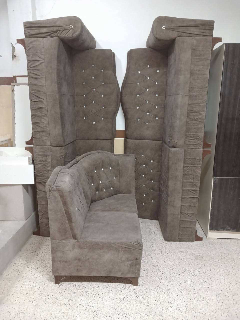 من رخص الدمن
مجمع الامير وفركم مجمع من ديواوين مسخدام
 و جديد شرط اخشاب عراقي  
وعدنا تفصال و قياس خاصه اب انس اسعار 
لتواصل اتصال ***********
واتساب ***********
