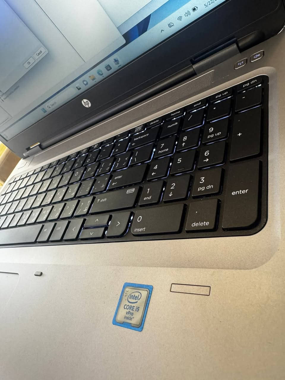 HP 650 G2 15”
CORE 5
GEN 6
RAM 8 gb
HARD = 256 ssd
VGA =2 gb كارت شاشه خارجي
يحتوي على مشغل أقراص 
حجم شاشه 15،6"
السعر =185 الف 
***********
النجف شارع المدينه 
عامود 14
