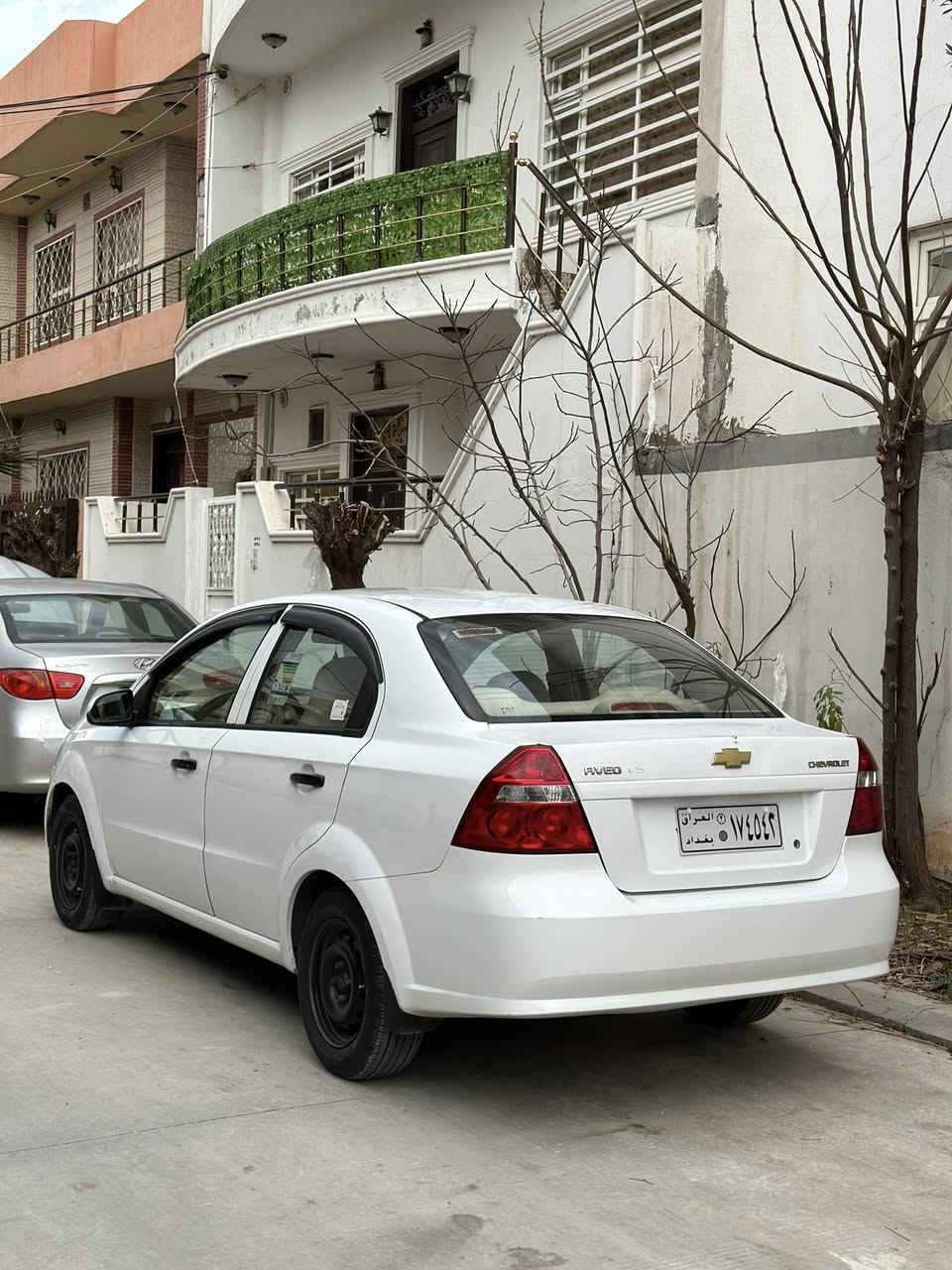 ساغ ساغ ساغ
گێڕو مە کەینەی بە شەرتی فیتەر
موسو بڕاوەو سەقف وحیزام بە شەرت
مەکینە بچوکی گێڕ ئۆتۆماتیک ناو زەردی ٤ جام کارەبا
ئاوێنە کارەبا بەرگەدەرگاو کوشنەکانی لۆک
٢ ڕۆژە تاقمێ تایەی لۆکم بۆ بەبستوە 
ڕۆن و فلتەرو ئەنتی فرێزم دوێنێ گۆڕیوە 
هەموو گیانی بەشەرت سەیارەکە زۆر تازەیە 
کۆدی ئاسایشم بۆ کردوە 
بە شەرتی ماڵی مەدەنی و ماڵی کەس نەبێت 
ڕەقەم شانسی مەزبوتە دەست کاری نەکراوە
لە سلێمانیم ***********
