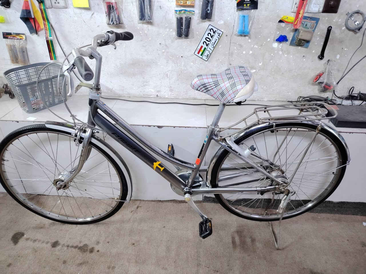 باسكيل ياباني باله حجم 27 كير وحساس شرط كله شغال بلادي برجستون شرط نظافه قفل استيرن و خلفي سعره 75 نهايته وقفله شراي خابر وتدلل *********** ملاحظة اروس شعندك باسكيل عاطل لو حته صغير تحياتي للجميع
