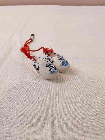 متوفر أكثر من 100 قطعة من مجسمات الأحذية بمختلف الأنواع والأحجام الخزفية والنحاسية والخشبية والحياكه  للبيع مفرد وجملة، للاستفسار يرجى التواصل على رقم واتساب ***********. التوصيل متاح لجميع المحافظات.
