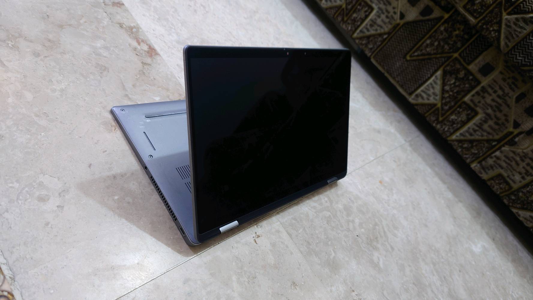 السلام عليكم ورحمة الله وبركاته.
لابتوب وتابلت في جهاز واحد Dell Latitude 7420. الجهاز فئة الأعمال (Business Class) يجمع بين الأداء العالي جداً والمرونة العالية (شاشة لمس قلابة 360 درجة ليتحول إلى تابلت).

المواصفات الكاملة:

المعالج: Intel Core i7-1185G7 (الجيل الحادي عشر) بتردد 3.0 إلى 4.8 جيجاهرتز.

كرت الشاشة: مدمج Intel Iris Xe (بذاكرة مشتركة تصل إلى 8 جيجابايت).

(الرام): 16 جيجابايت DDR4 بسرعة فائقة 3733 ميجاهرتز.

التخزين: 512 جيجابايت SSD من نوع NVMe M.2:

   سرعة القراءة: 3194 ميجابايت/ثانية.
   سرعة الكتابة: 2315 ميجابايت/ثانية.

شاشة: IPS LCD بحجم 14 إنش بدقة FHD (1920×1080)، تدعم اللمس حتى 10 أصابع وقلابة تدور 360 درجة.

الهيكل: ألمنيوم مطلي (ملاحظة للأمانة: توجد بعض الخدوش الطفيفة على الطلاء الخارجي فقط، أما الهيكل الأساسي فهو سليم تماماً وبدون أي صدمات).

المميزات الإضافية والأمان:

الكيبورد: مضيء بالكامل (Backlight) مريح جداً للكتابة في الظلام.

الأمان والخصوصية: يدعم بصمة الوجه Windows Hello لفتح الجهاز بسرعة، والكاميرا مزودة بـ غالق فيزيائي للكاميرا
لتعطيلها تماماً لحماية الخصوصية.

حالة البطارية: تدوم حوالي ساعة ونصف على نظام ويندوز 11، وتصل إلى ساعتين ونصف على أنظمة لينكس (Linux).

المنافذ المتاحة:

عدد (2) منافذ Type-C (تدعم Thunderbolt 4 والشحن السريع وعرض الشاشات).

منفذ USB Type-A (العادي).

منفذ شاشة HDMI.

منفذ سماعات 3.5mm.

منفذ لقراءة كروت الذاكرة SD Card.

الملحقات المجانية القادمة مع الجهاز:

 1. شاحن يدعم الشحن السريع بقوة 65 واط (Type-C).

 2. موزع منافذ USB Hub إضافي.

 3. ماوس سلكي.

 4. حقيبة لابتوب لحمايته أثناء التنقل.

السعر: 620 ألف وبيه مجال زين للطيبين والتوصيل مجاني.

للتواصل والاستفسار يرجى الاتصال على رقم الهاتف: *********** أو على واتساب بنفس الرقم.
