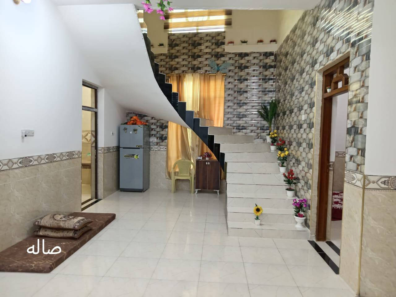 السلام عليكم عندي بيت للبيع مساحه 300 متر كامل من كلشي بناء حديث بي غرفتيت وصاله واستقبال وهول ومطبخ وكندور حمامات داخليه وخارجيه وكراج مرتب   العنوان الخالديه حي الاكراد اتصل ودلل *********** السعر 160 وبي مجال
