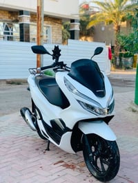 دراجة PCX ياباني الجيل الثالث مكينة 150 الون أبيض  ماشية 21 الف نضافه ...