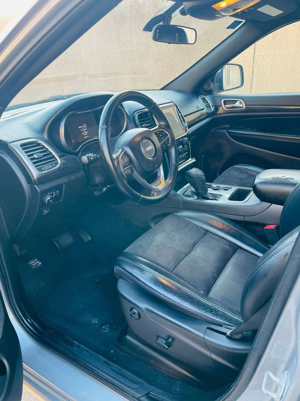 سلام عليكم
جيب  كراند شيروكي بلاك توب جديدة جداً 
1.مديل 2021
2.ماشيه 90 الف 
3. حجم المكينه 6 سلندر 6.V
4. رادارات خلفي 
5. كشنات جلد و شامو 
6. شاشه كبيره 
7. كامره خلفيه اصليه 
8. حساسات بلادي 
9. لايت + لايت زنون 
10. نظام سبورت نظام ايكو نظام مانع انزلاق 
11. بصمه + تشغيل عن بعد 
12. صندوق كهرباء 
13. نظام اقتصاد من توكف بالزدحام تطفي 
14. كشنات تتفئة + ستيرن تتفئه
15. مكان السياره كربلاء 
16. رقم بغداد بسمي
17. صور الحادث موجودة بل منشور
رقم الهاتف *********** 
السعر خاص أو تصال
