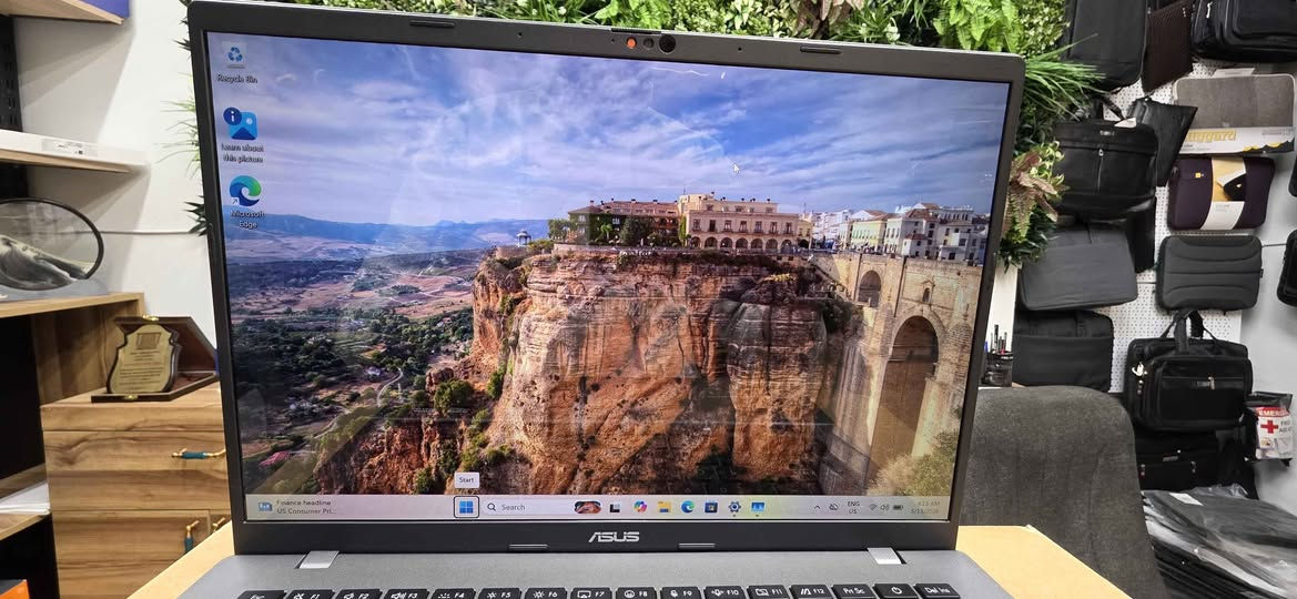کوردی_ عربي

☀️  هێزی ژیری دەستکرد لە دەستتایە
تایبەتمەندی و جوانی کۆدەبنەوە لە Asus Vivobook S14!

ئەم لاپتۆپە تەنها ئامێرێک نییە، بەڵکو هاوڕێی سەرکەوتنەکانتە. بە دیزاینە ناوازەکەی و شاشە بێوێنەکەی، هەموو کارەکانت بە چێژەوە ئەنجام بدە.

💻 تایبەتمەندییەکان:
پڕۆسێسەر (CPU): جۆری AI 7 350 (خێرا و زیرەک).

ڕام (RAM): ٣٢ گێگابایت (2*16) بە خێرایی 5600MHz بۆ ئەوەی هیچ کات چاوەڕێ نەکەیت.

هارد (Storage): یەک تێرابایت (1TB NVMe) بۆ خەزنکردنی هەموو فایلەکانت بە خێراییەکی بێسنوور.

گرافیک (GPU): جۆری 860M بە قەبارەی 512MB.

شاشە: ١٤ ئینج OLED، ڕەنگەکان بە زیندوویی ببینە.

🌟 وەک لە وێنەکاندا دیارە، خاوەن دیزاینێکی تەنک و کوالێتییەکی بەرزە کە بۆ هەموو شوێنێک گونجاوە.

ئەم ئامێرە کیبۆردێکی ئارام و دیزاینێکی سەردەمیانەی هەیە کە هێز و سوکی پێکەوە کۆکردۆتەوە.
دەنگی Dolby atoms 

 عربي

 الوحش الجديد من Asus وصل!
تريد لابتوب يجمع بين الشكل الكشخة والأداء المرعب؟ Asus Vivobook S14 هو الاختيار!

هذا الجهاز مو بس لابتوب، هذا مكينة مال شغل ودراسة وتصميم، وبأحدث تقنيات الذكاء الاصطناعي.

🚀 المواصفات اللي تخليك مسيطر:
المعالج (CPU): AI 7 350، معالج ذكي وقوي جداً يتحمل أقوى البرامج.

الرام (RAM): 32GB (قطعتين 16GB) بسرعة 5600MHz، انسى شي اسمه تعليك أو بطء بالتنقل بين البرامج.

الهارد (Storage): 1TB NVMe، سرعة خيالية بنقل الملفات ومساحة كافية لكل شغلك.

كارت الشاشة (GPU): 860M بمساحة 512MB.

الشاشة (Screen): 14 انج OLED، ألوانها تجنن ووضوحها مو طبيعي، مثالية للأفلام والتصميم.

✨ مثل ما تشوفون بالصورة، الجهاز تصميمه عصري، خفيف الوزن، وكيبورد مريح جداً بالكتابة.
ملاحظة / 
الجهاز مزود بلوحة مفاتيح مريحة وتصميم عصري يجمع بين القوة والخفة.
صوت Dolby atoms أربيل, العراق


**إذا كنت صاحب هذا الإعلان وتريد حذفه لأي سبب، رجاءا أرسل رسالة إلى الدعم الفني**