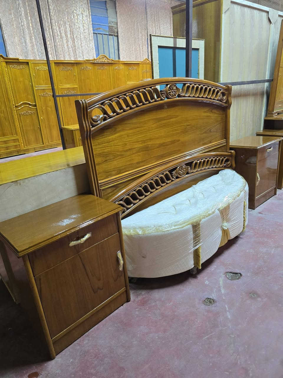 غرفه مستعمله نجاره عراقيه درجه اولى خمسه ملم السعر النهائي ٩٥٠ ***********
