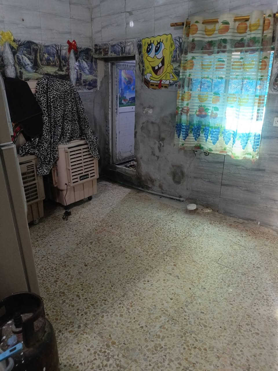 السلام عليكم بيت للبيع منطقة الحميديه فرع السوق القديم المساحه 240 متر كهرباء ومياه  وتبليط السعر 50 بي مجال الرقم ***********
