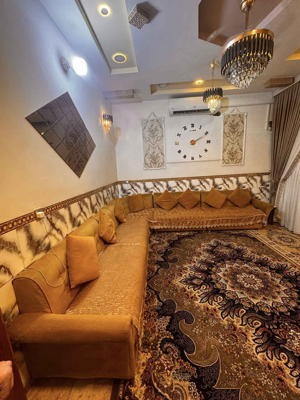 السلام عليكم دار للبيع 75
،الدار طابقين يحتوي على ٣غرف نوم 

،وغرفة ستقبال لضيوف 

ويحتوي على ٣حمام 

نوع الملك طابو زراعي سند 25

العنوان :حي البساتين شارع أحمد الوائلي 

سعر للأستفسار::***********
