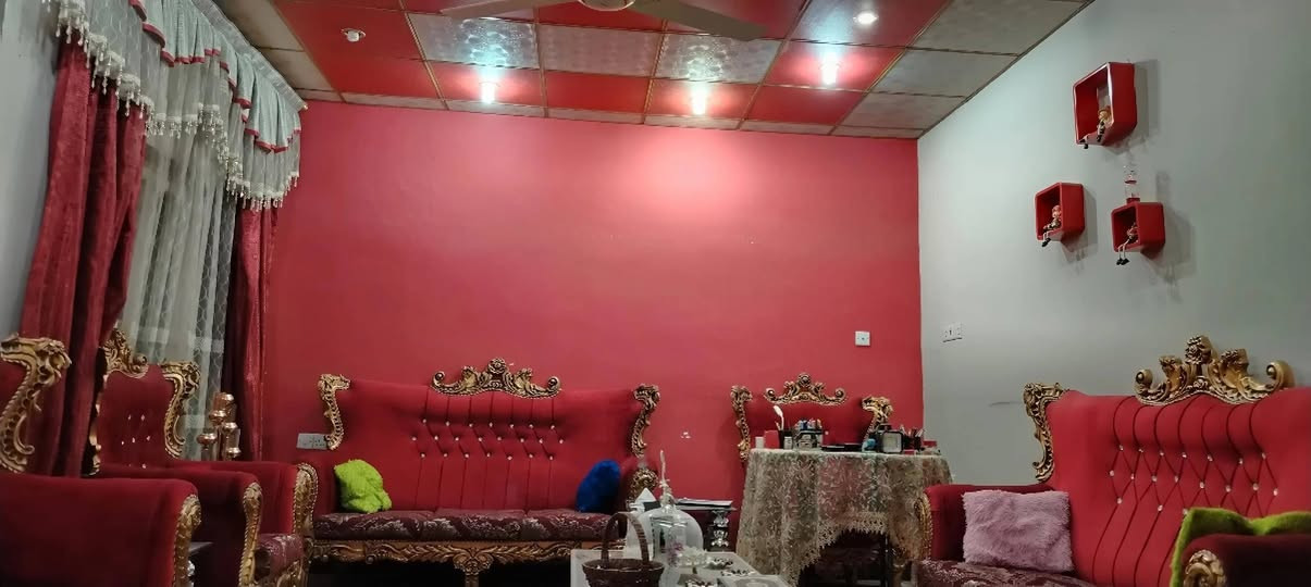 دار للايجار/ المنطقة : سامراء - حي السكك / المساحة 300 متر مربع/ طابقين / ط1 : مطبخ ( حار + بارد ) + استقبال + هول+ غرفة عدد 2 + مرافق غربيه وحمام + مرافق خارجية .
ط2 : يحتوي 2 غرفة ( أحدهما تكون مخزن لصاحب العقار ) / البيت مؤثث يحتوي تخم عدد 2 وسبالت عدد 4 و كاونتر المنيوم ؛ وجميع الأجهزة الكهربائية الأخرى ( ثلاجة + مجمدة + براد + طباخ + غسالة اوتوماتيك ) مع غرفة نوم كاملة .
سعر الايجار الشهري 650،000 دينار 
للاستفسار ***********
