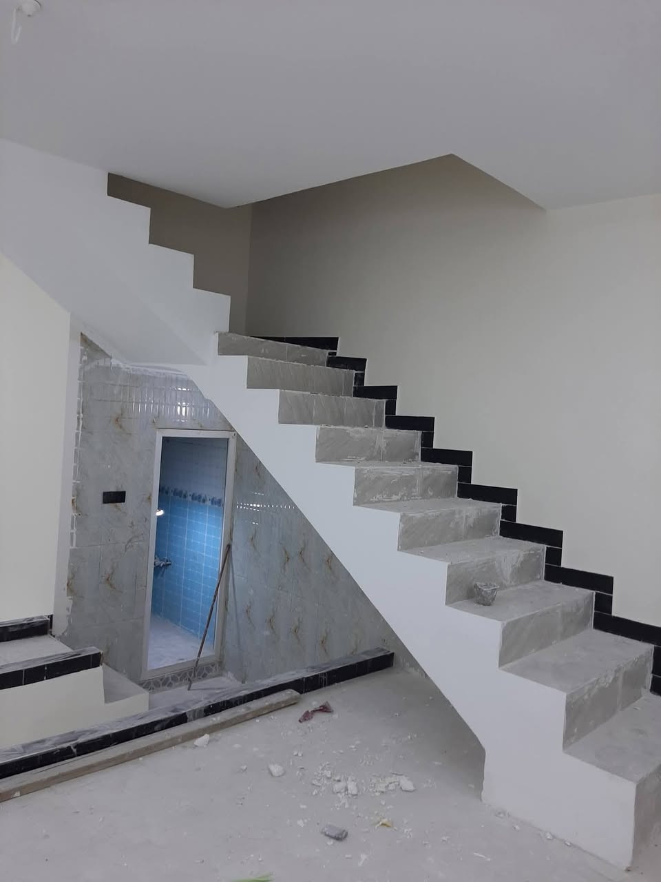 بيت للبيع ١٠٠ متر طابقين صب كونكريت طابوق جمهوري ثلاث غرف نوم وصالتين ومطبخ واستقبال  حي ابو طالب منطقه ٧٧ مقابل دور القظاه  للاستفسار اكثر اتصل على رقم ***********  واتساب  موجود
