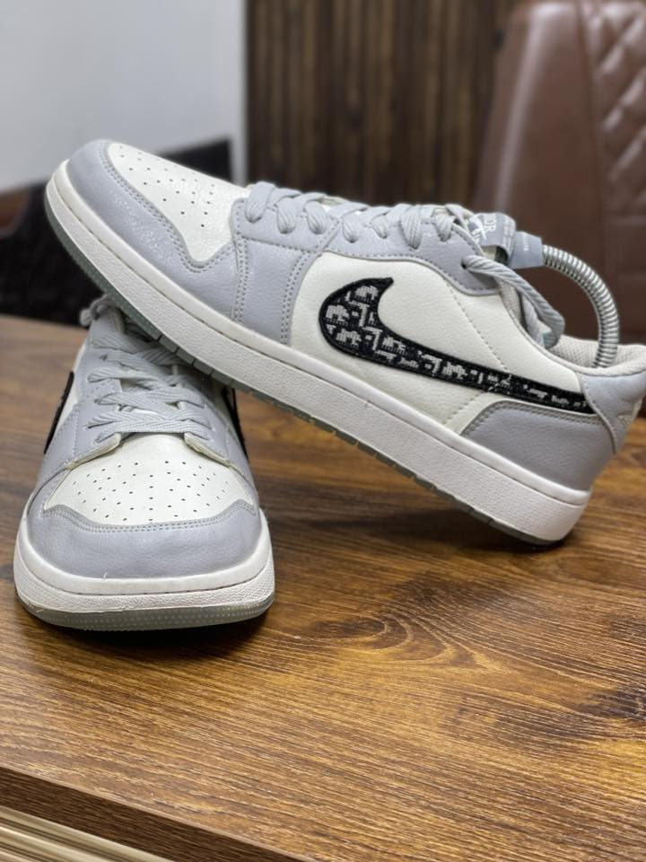 حذاء Dior x Air Jordan 1 Low، تعاون حصري ومحدود الإصدار بين علامة الأزياء الفرنسية الفاخرة ديور (Dior) والعلامة التجارية الرياضية جوردان (Jordan) التابعة لشركة نايكي (Nike). 

‼️مقاس الحذاء 42 طول القدم 26

موديل هذا الحذاء من النوادر توزع من الشركه 4700 قطعه فقط على جميع انحاء العالم 

تفحص بعينك وتشوفه اصلي وتاخذه 

(سعره بالوكالة اكثر من 2000 دولار ابحث وشوف)

🛑اعلى سعر ابيع 

يوجد توصيل لجميع محافظات العراق
للتواصل والحجز⬅️***********
