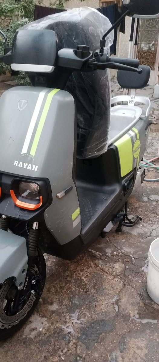السلام عليكم للبيع دراجه شحن نوع ريان ام عيون 6بطاريات الكبار لايت زنون عالي ناصي  هورن اشاير يمنه يسره دراجه نضيفه مابيها نقص 3نمر سرعه 50موديل 2024 شهر ال7 مكاني بغداد جديده سعر 550 وبيها مجال ***********
