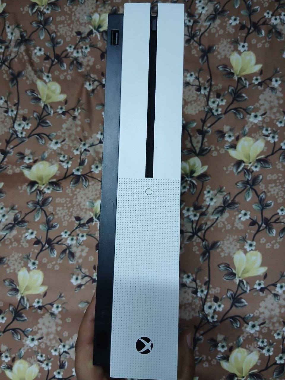 للبيع Xbox One S بحالة جيدة جداً ونظافة 80%، جاهز للعب مباشرة بدون أي مشاكل
📦 المحتويات:

✅ Xbox One S 500 g كامل ملحقات
                                                     يدة أصلية (باندل)✅
                                                     بطارية شحن لليدة✅
✅ FIFA 25
✅ PES
✅ Call of Duty: Modern Warfare 2

📍 الموقع: شاطئ التاجي
💰 السعر: 200 الف وبي مجال

📩 للتواصل والاستفسار على الخاص.


**إذا كنت صاحب هذا الإعلان وتريد حذفه لأي سبب، رجاءا أرسل رسالة إلى الدعم الفني**