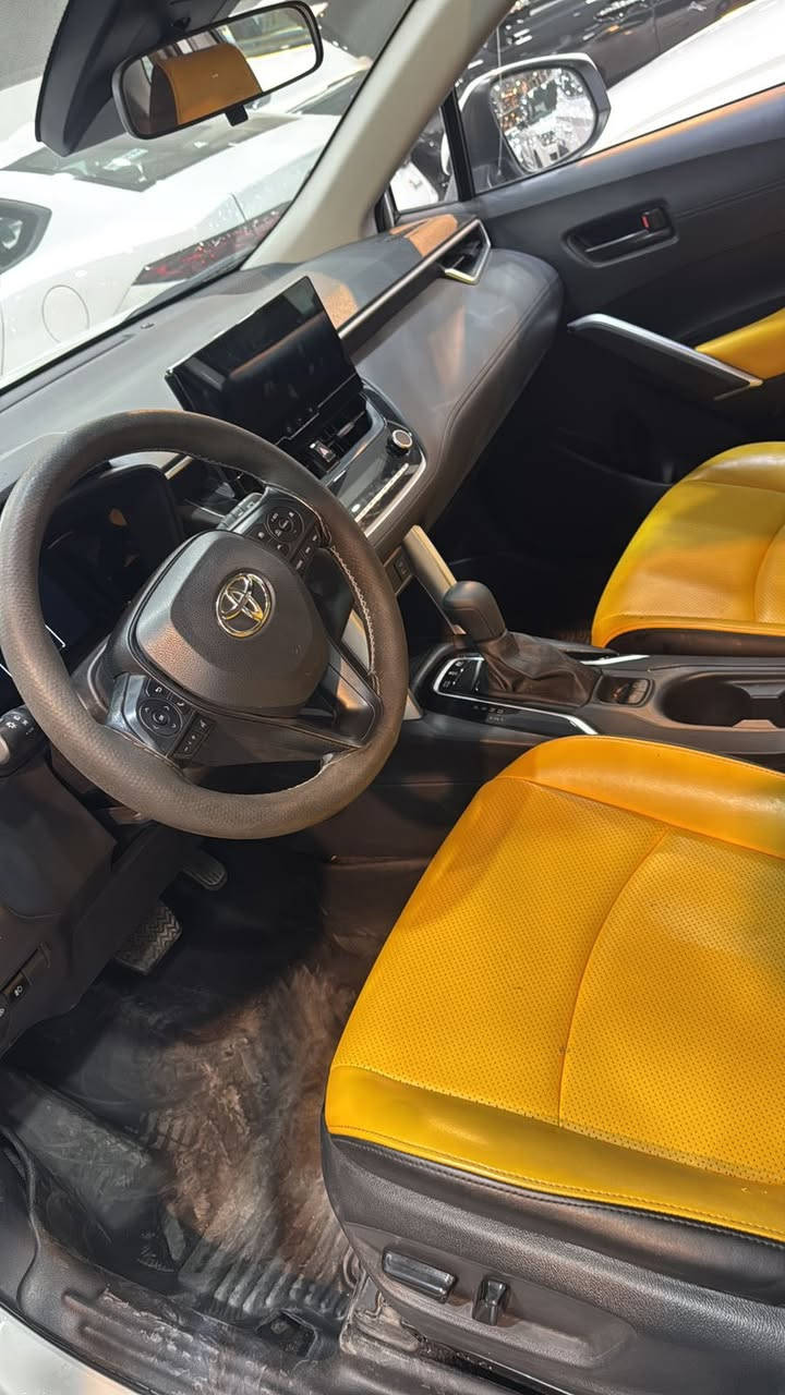 سلام عليكم تويوتا كورلا كروس موديل 2025
مكفوله ماشيه 23 الف 

✅المواصفات

داخل مقاعد جلد  المواصفات الأهم:
✅ محرك 2000 سي سي – 4 سلندر هايبرد ✅ دفع أمامي + ناقل حركة ECVT
✅ جنوط قياس 17 إنش 
✅ فتحة سقف 
✅كامره دواره
✅دخول وتشغيل بصمة (عدد 2) ذكي
✅ إشارات على المرايا الجانبية
✅ تحكم كهربائي كامل بالنوافذ
✅4 كامرات محيطية 
✅ تبريد أمامي وخلفي 
✅ نظام مراقبة ضغط الإطارات TPMS
✅ نظام رادار أمامي ومثبت سرعة
✅ أنظمة سلامة متقدمة:• 
✅نظام تحذير التصادم الأمامي
✅نظام التوقف التلقائي•
✅نظام تحذير الخروج من المسار• 
✅نظام البقاء داخل المسار
✅ نظام ABS
✅ منافذ taupc
ترحيب ذاتي
بغداد- حي العدل 
السعر-26.250 
***********
