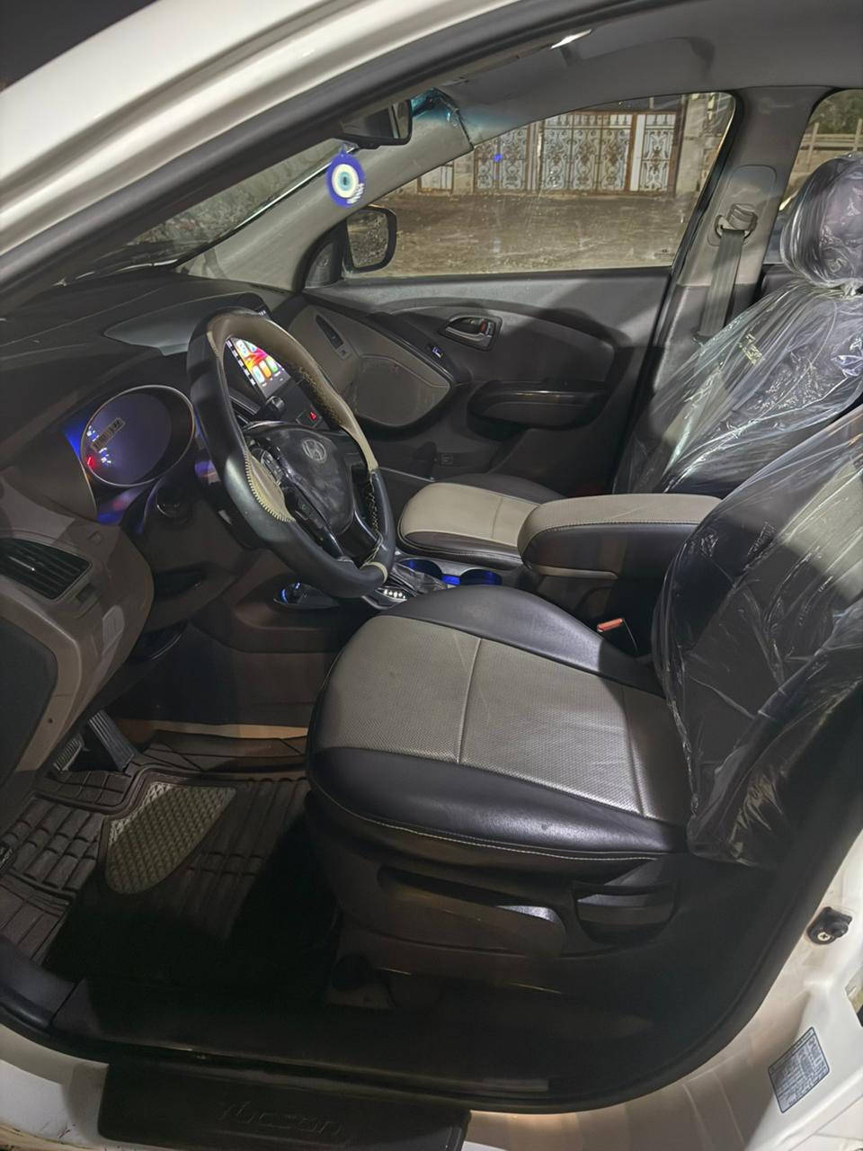 سلام عليكم توكسان مجفايه 2015 خليجي 
سياره معمره نضيفه كير محرك مكفول 
صدر امامي خلفي مكفول 
كهربائيات كلها شغاله 
سياره تحويل ثاني يوم 
داخل نضيف 
السعر 100 وبيها مجال 
***********
