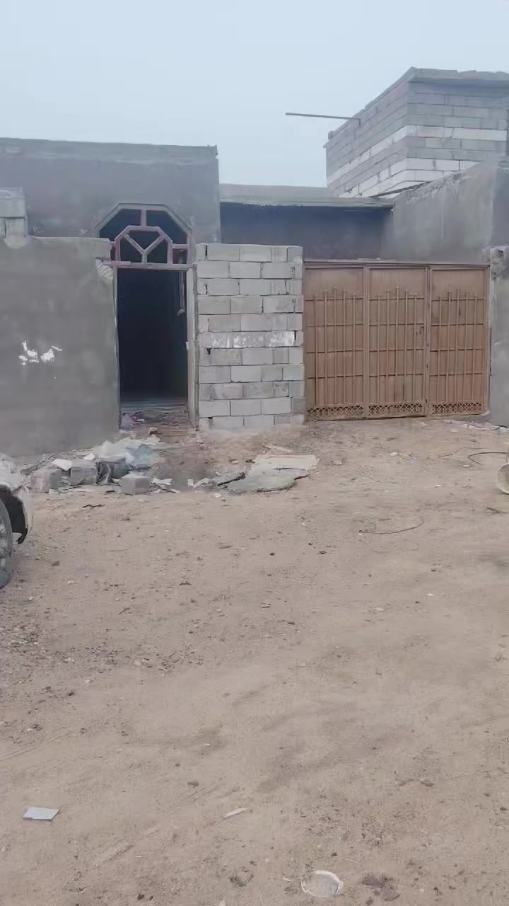 سلام عليكم بيت البيع مساحه 200متر العنوان زبير مكصب شارع 15البيت عوزه تلحيضات يحتوي علا غرفتين وصاله ومطبخ وديوان ولغرف كبار السعر 60مليون وقابل التفاوض  رقمي بي واتساب ***********
