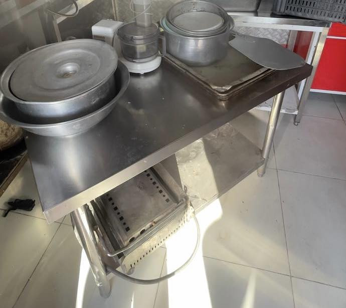 السلام عليكم غراض مطعم للبيع 
ميز ستل ستيل عدد 2 قياس  120*70 السعر 175 
……..
كاشير posbank
وكافة مستلزماته 
بالاضافة لل ubs 
استعمال قليل 
سعره 750
………
حماية كنتاكي نضيفة استعمال قليل  السعر 200
للاستفسار الاتصال ***********
