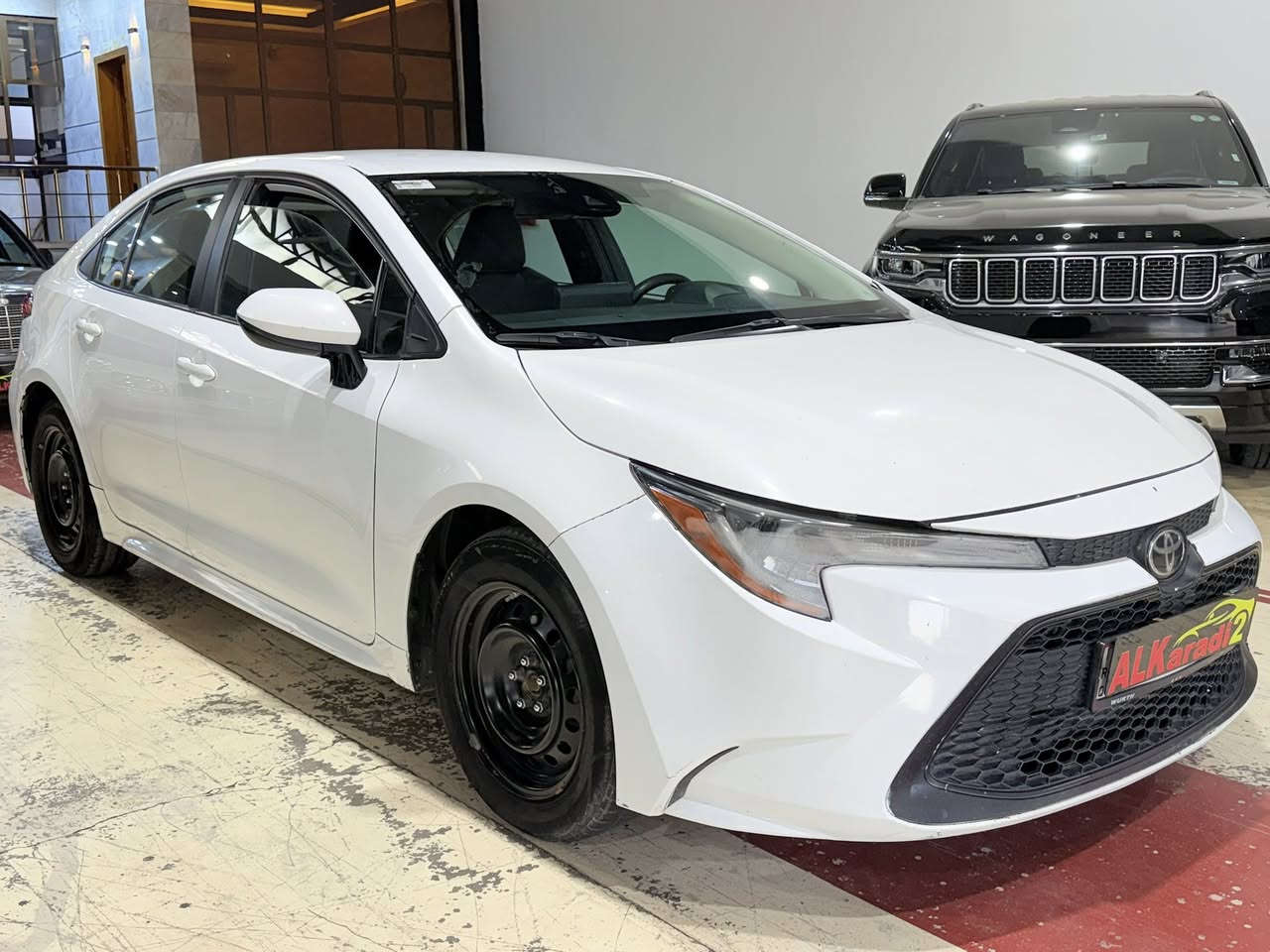 السلام عليكم
📌📌 تيوتا كورلا 
📌📌 موديل 2022
📌📌 لون سياره ابيض 
📌📌 لون داخل ابيض مطعم برصاصي 
📌📌 حادث سياره جاملغ وبنيد مصبوغ 
📌📌 سعر 147 ورقه وبيه مجال 
📌📌 مكان معارض النهضه شركة الكرادي لتجارة السيارات 
📌📌 رقم الهاتف ***********
