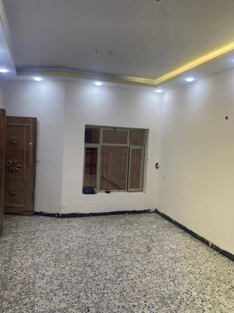 العقار للبيع طابو ملك صرف على طابو الكاظمية مساحة البيت 160متر 7ونص واجهة ونزال أكثر من 21متر موقع البيت التاجي حي الحسن العسكري قرب جسر ذراع دجلة وسيطرة الشؤون سابقٱ مسافة 10دقايق بل سيارة عن بوابة الكاظمية البيت طابقين الطابق الأول محل + كراج سيارة ومطبخ واستقبال وهول داخلي وغرفة منام وحمام وصحيات وثنين مناور ترك والطابق الثاني بيه 3غرف نوم وهول داخلي وسطح...عرض الشارع 15متر ومقابيل البيت ساحة وتشجير يعني موو بل الافرع للاتصال على هذا الرقم *********** ..والخاص مفتوح
