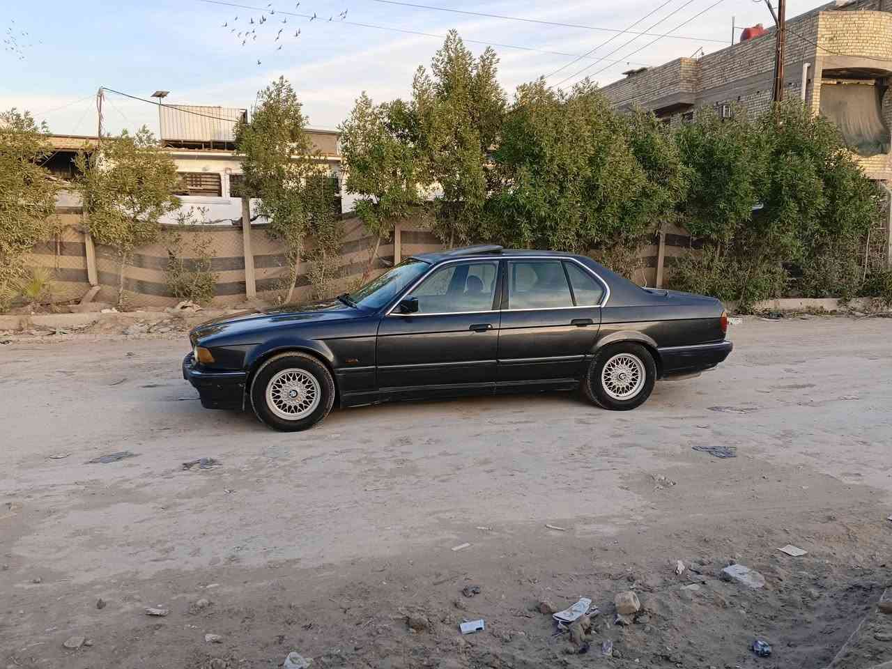 للبيع بي ام 735موديل 91بغداد مشروع وطني سعر 50$رقم موبايل *********** اسود ملكي مكفول من ضربة وصبغ وخياس وتبديل سيارة بلادية محرك وگير مكفول دواخل لون ملكي. حداده امامي خلفي فول كهربائيات مع الكيجات مع الجام مع سنتر لوك كلهه شغاله لايت زنون فتحه سلايد تدفئة وتبريد شغال اطارات. نضيفه  ويل خلية. السياره فول نضافه مكاني بغداد سيارة احله من صور
