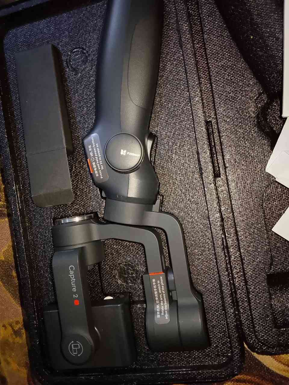 هو مثبت تصوير (Gimbal) من طراز QAML F8، وهو مصمم لتوفير ثبات عالٍ أثناء تصوير الفيديوهات باستخدام الهواتف الذكية أو كاميرات الأكشن.إليك أهم التفاصيل والمواصفات:المواصفات التقنية الرئيسيةنظام التثبيت: ثلاثي المحاور (3-Axis)، مما يقلل الاهتزازات بشكل كبير لإنتاج فيديوهات سينمائية ناعمة.البطارية: سعة 2500 مللي أمبير. تدوم للعمل ما بين 4 إلى 6 ساعات (وقد تصل إلى 10 ساعات حسب ظروف الاستخدام).الشحن: يدعم الشحن السريع عبر منفذ Type-C.التوافق: يدعم الهواتف التي يصل وزنها إلى 250 جرام وبشاشة تصل إلى 7 بوصات.المميزات الوظيفيةأوضاع التصوير: يدعم التبديل السهل بين الوضع الأفقي والعمودي، بالإضافة إلى التصوير البانورامي بزاوية 320 درجة.التحكم:


**إذا كنت صاحب هذا الإعلان وتريد حذفه لأي سبب، رجاءا أرسل رسالة إلى الدعم الفني**