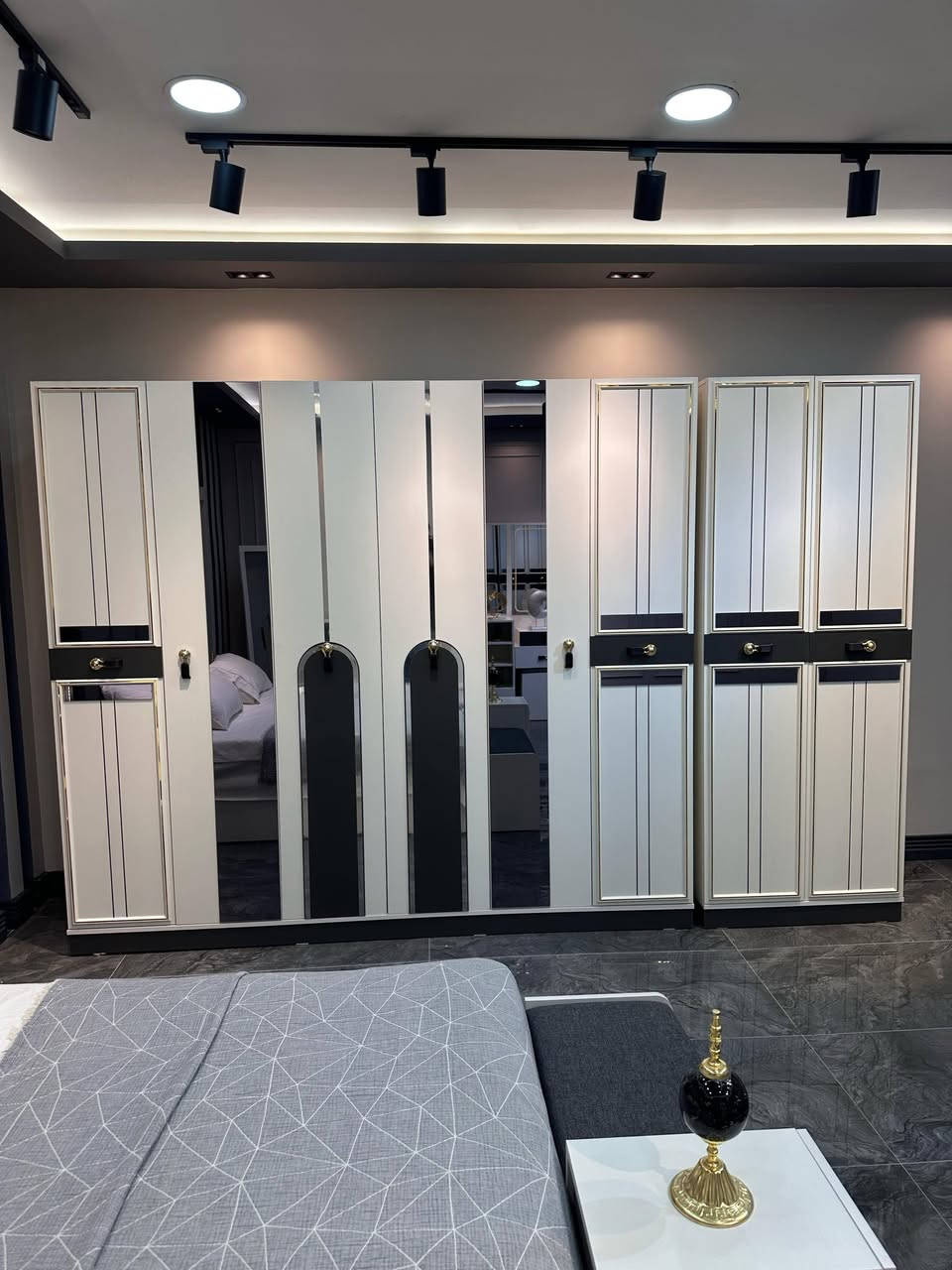 *موديل  أرزو   المودرن*

*10 قطع _ كنتور ملحق 330 متر*
*1- ضهر بلوك*
*2- برغي وچوي حديد*  
*3- سرير  مخزن + مساند تقوية*
*4- ميز تواليت 130*180- ارتفاع السرير 135- كومدي 55*


**إذا كنت صاحب هذا الإعلان وتريد حذفه لأي سبب، رجاءا أرسل رسالة إلى الدعم الفني**